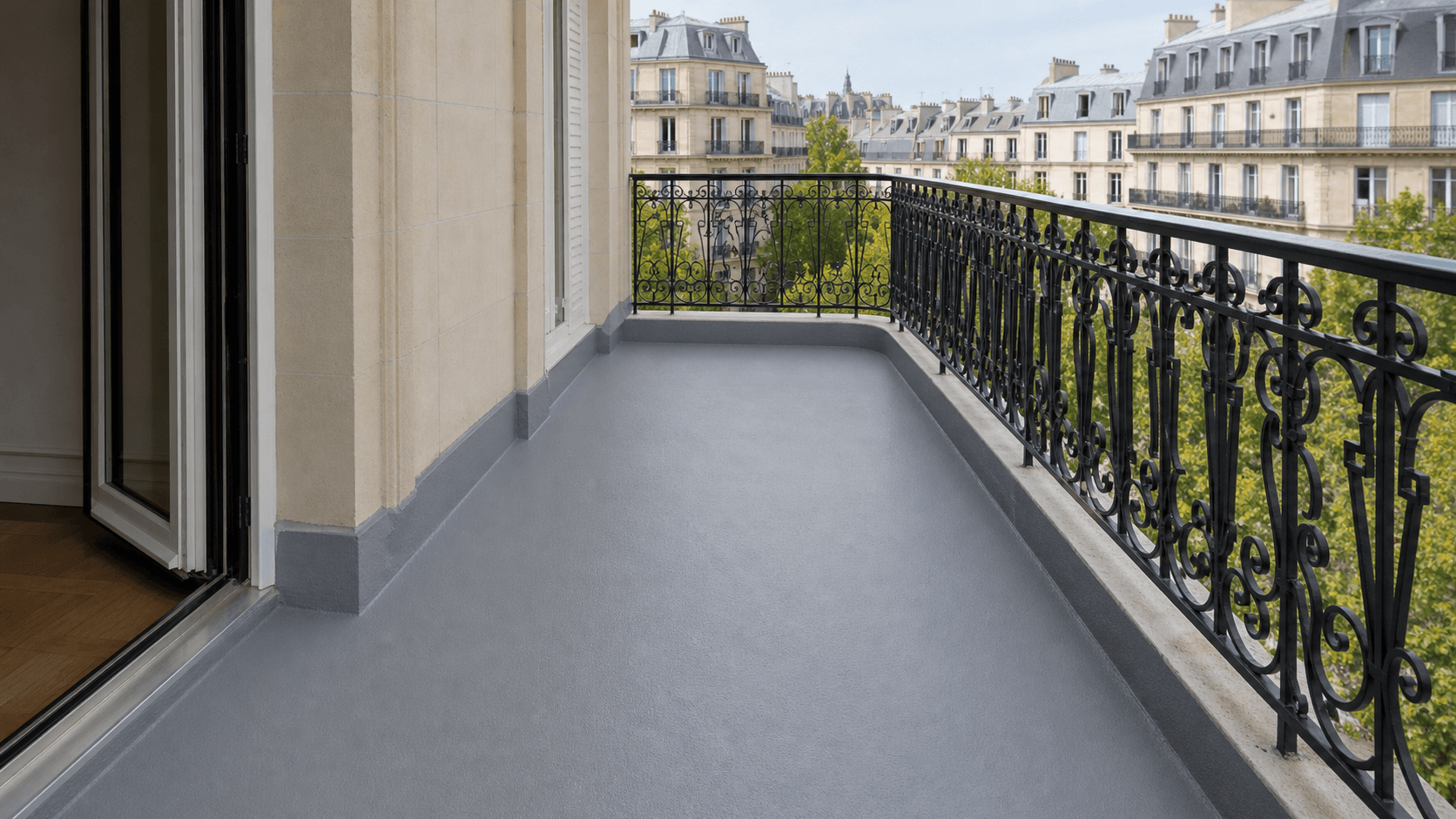 Balcon terrasse terminé avec finition résine grise antidérapante et relevés d'étanchéité propres