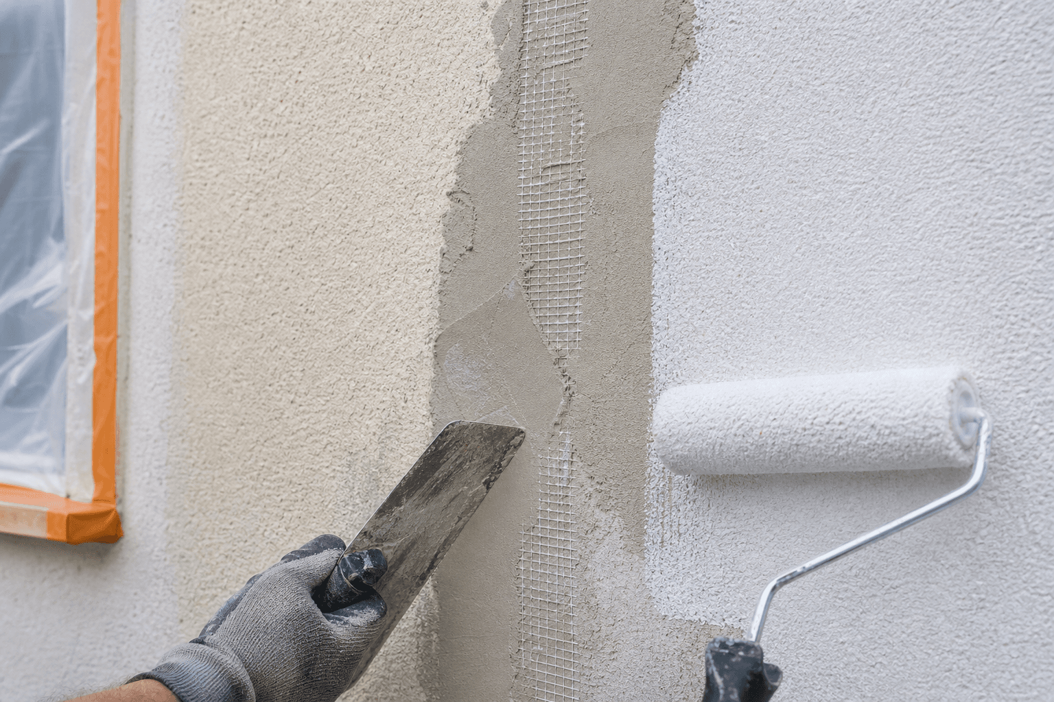Réparation de micro-fissures de façade avec entoilage, primaire et préparation avant peinture extérieure