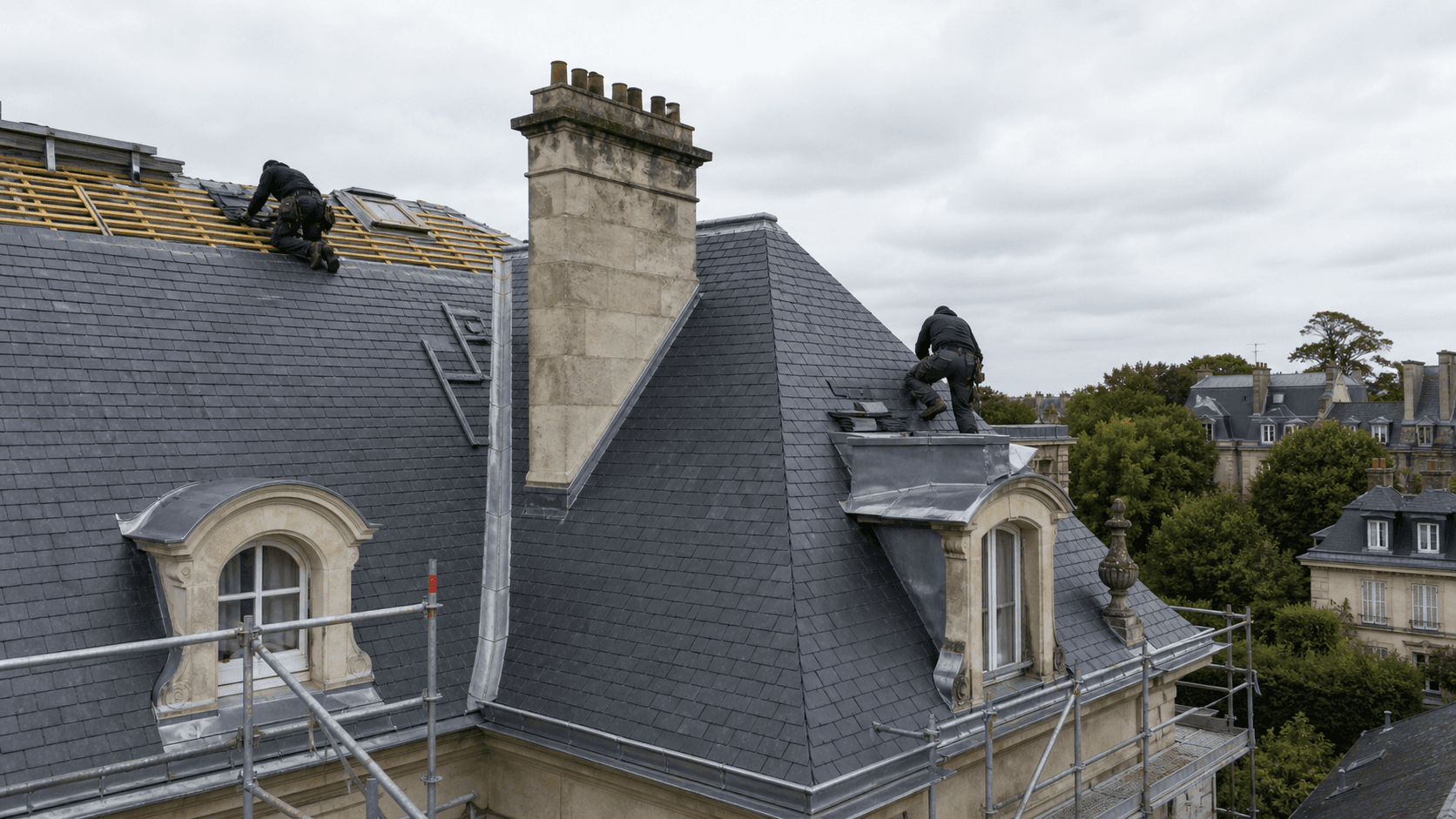 Restauration réaliste d'une toiture en ardoise naturelle sur maison de maître à Saint-Germain-en-Laye
